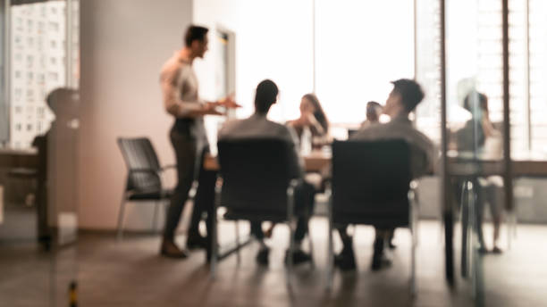 colleagues having meeting in boardroom, businessman giving speech, blurred photo - 会议 個照片及圖片檔